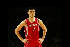 湖人年轻球员频频挑战老将形成积极竞争氛围，湖人年龄最大的球员