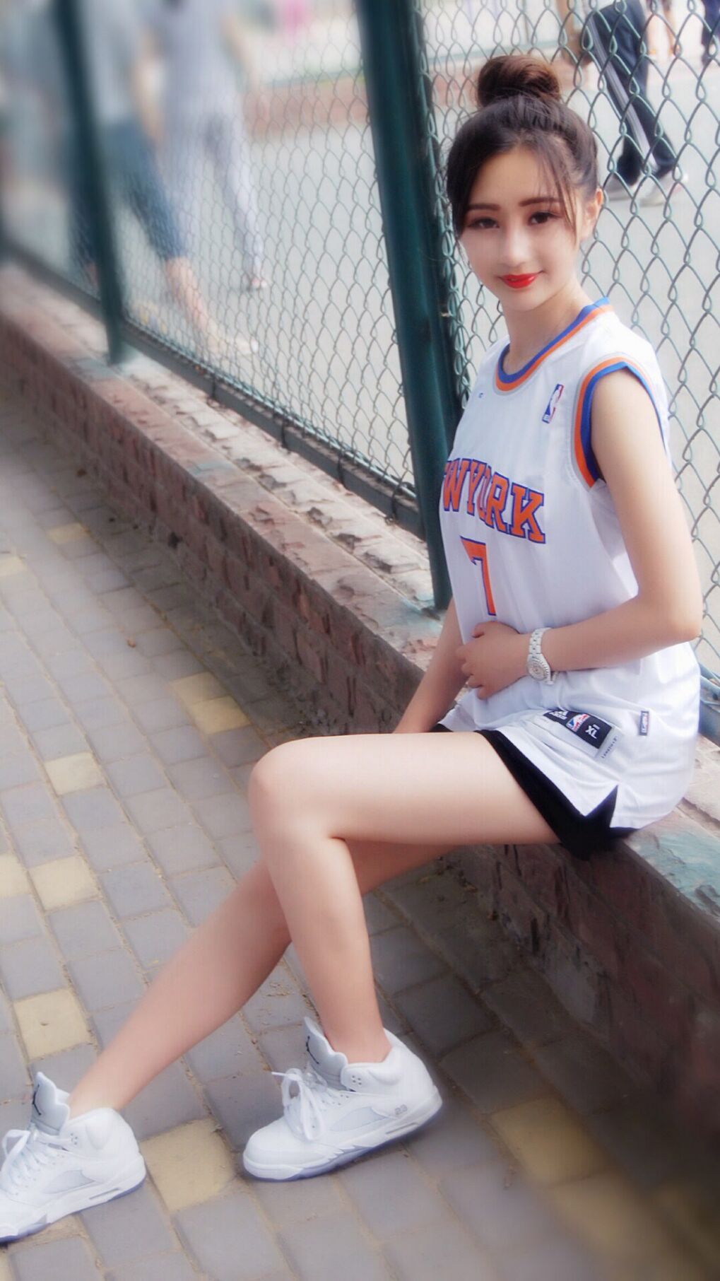 切尔西中后场紧逼有效限制对手发挥，切尔西中场球员